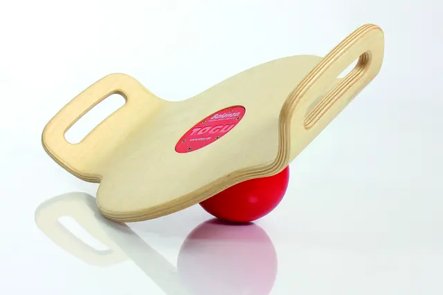 Togu Balanza Wood With Red Size 55 x 35 x 7 cm. Weight 2250g 